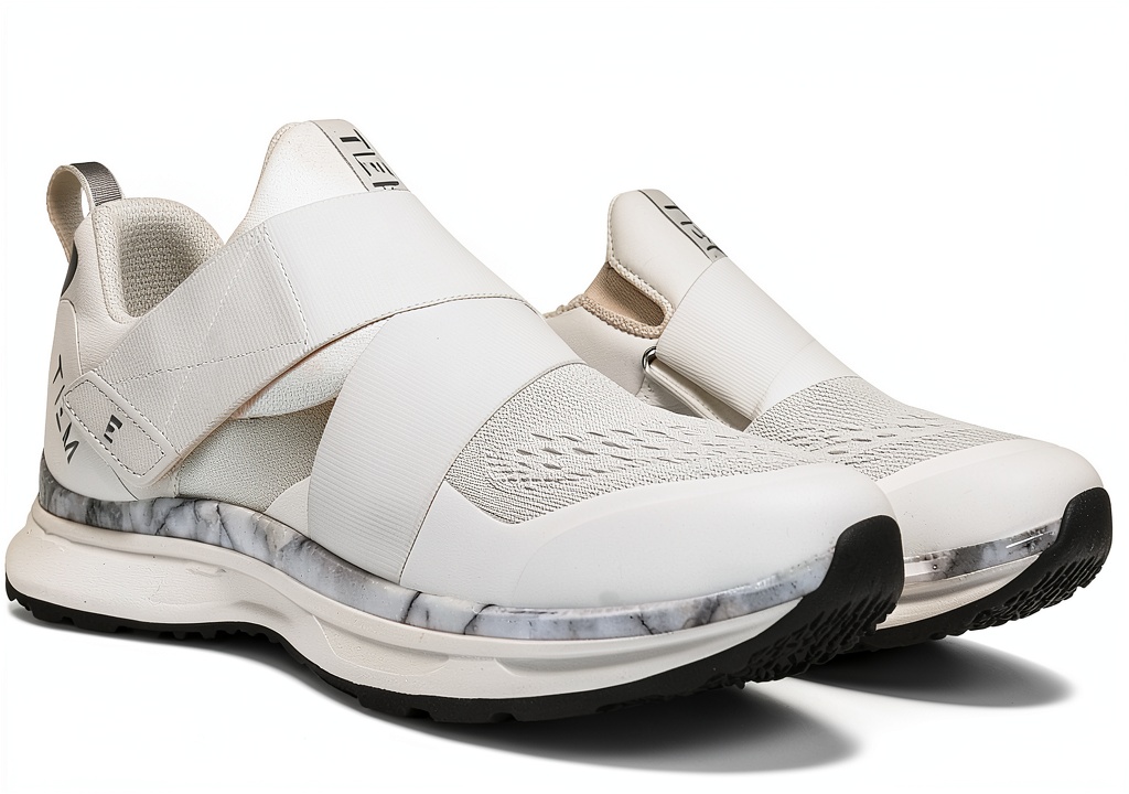 Pavo Slipstream Mesh shoes being slipped onto a bike pedal in a spin studio